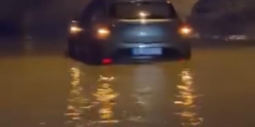 izmir-yine-bildigimiz-gibi-yollar-gole-dondu-trafik-kilitlendi-1770882280265.jpg
