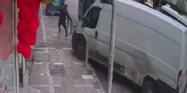 izmirde-korkunc-anlar-freni-patlayan-minibus-dehset-sacti-1770811582900.jpg