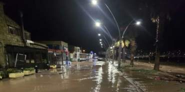 izmirde-yollar-gol-oldu-yeni-foca-sular-altinda-kaldi-1770962276367.png