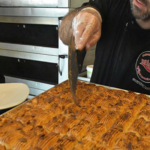 ramazan-ayina-ozel-tarif-izmirde-boyoz-ustasindan-hurmali-borek-sovu-1771315930831.png