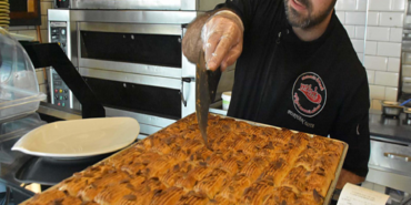 ramazan-ayina-ozel-tarif-izmirde-boyoz-ustasindan-hurmali-borek-sovu-1771315930831.png