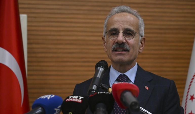 19 yolcunun kurtarılması için arama çalışmaları sürüyor.