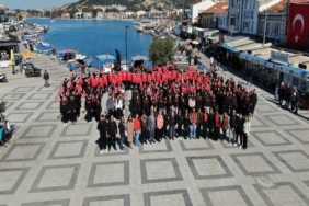 izmirde-gururlandiran-olay-istiklal-marsinin-her-kitasini-sehrin-ayri-bir-noktasinda-okudular-177330.jpeg