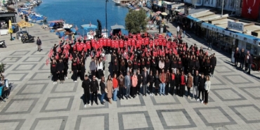 izmirde-gururlandiran-olay-istiklal-marsinin-her-kitasini-sehrin-ayri-bir-noktasinda-okudular-177330.jpeg