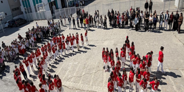 izmirde-ogrencilerden-isaret-diliyle-istiklal-marsi-performansi-hissederek-ogrendiler-1773326179746.png