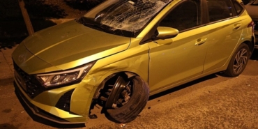 izmirde-olayli-gece-otomobiliyle-5-araca-birden-carpti-ortalik-savas-alanina-dondu-1772774521310.jpe