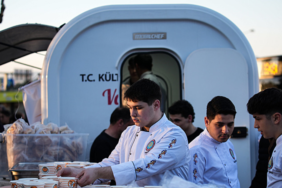 izmirde-yurekleri-isitan-iftar-kendi-elleriyle-hazirladilar-1773176767952.png