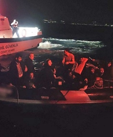 izmir-aciklarinda-24-duzensiz-gocmen-yakalandi-1777432937709.jpeg