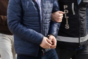 izmirde-film-gibi-operasyon-mide-degil-adeta-bir-zehir-deposu-1775723992190.jpeg