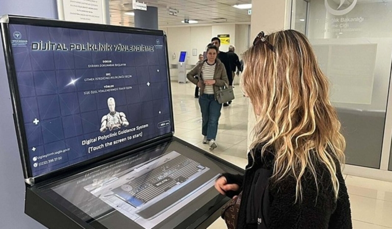 izmirde-hastanede-yapay-zekali-rehber-donemi-15-saniyede-cozum-sagliyor-1776758005257.jpeg