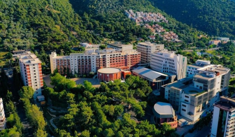 izmirde-universitede-kiz-ogrencileri-oylama-skandalinda-yeni-gelisme-iste-istenen-ceza-1777442670160.png