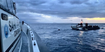 izmir-aciklarinda-17-duzensiz-gocmen-kurtarildi-1780121528067.jpeg