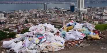 izmir-manzarali-tepe-copluge-dondu-mahalle-sakinleri-isyan-etti-1779008383133.jpeg