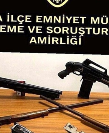 izmirde-2-adrese-polis-baskini-iceriden-silah-fiskirdi-1777699527150.jpeg