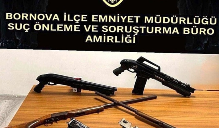 izmirde-2-adrese-polis-baskini-iceriden-silah-fiskirdi-1777699527150.jpeg