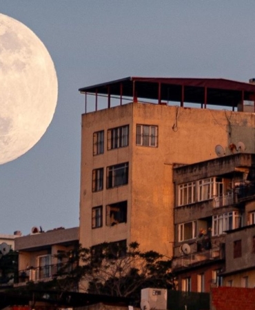 izmirde-dolunay-buyuledi-1777644038273.jpg