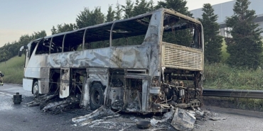 izmirde-faciadan-donuldu-tur-otobusu-alev-alev-yandi-1778391546415.jpeg