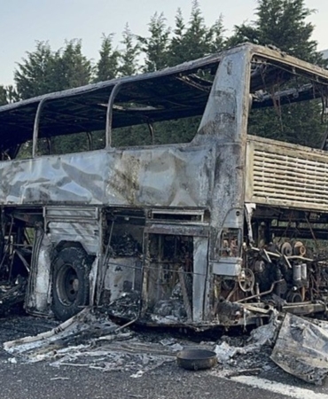 izmirde-faciadan-donuldu-tur-otobusu-alev-alev-yandi-1778391546415.jpeg