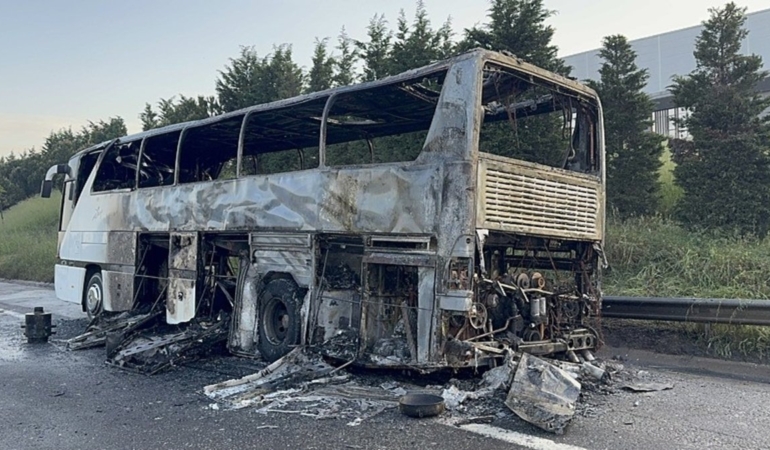 izmirde-faciadan-donuldu-tur-otobusu-alev-alev-yandi-1778391546415.jpeg