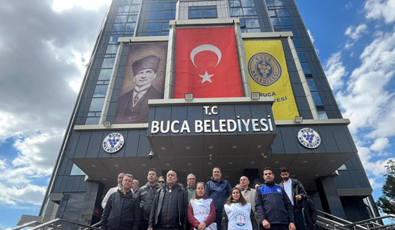 izmirde-memurlar-pes-etmiyor-bucada-tis-krizi-tam-gaz-1778078659760.png