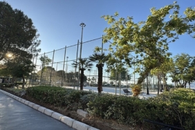 izmirde-tenis-kortu-ugruna-agac-kestiler-mahalle-ayaga-kalkti-bu-bir-doga-katliamidir-1779181014099.jpeg