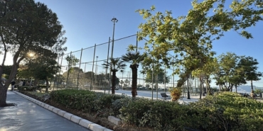 izmirde-tenis-kortu-ugruna-agac-kestiler-mahalle-ayaga-kalkti-bu-bir-doga-katliamidir-1779181014099.jpeg