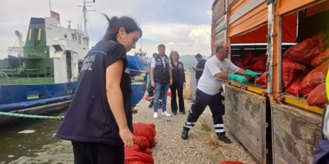 izmirde-yasa-disi-su-urunleri-avcilarina-agir-darbe-7-ton-kacak-midye-ele-gecirildi-1779629647604.jp_.jpeg