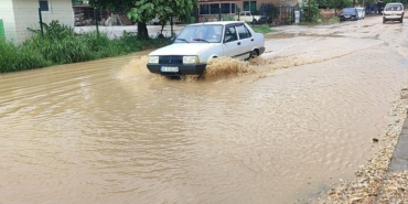 saganak-yagis-izmiri-vurdu-cadde-ve-sokaklar-gole-dondu-1780033140793.jpeg