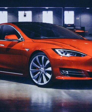 10-milyonuncu-tesla-banttan-indi-musk-yolu-yariladi-izyz.jpg