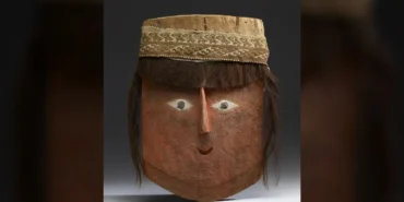 insan-saci-ve-dokuma-kafa-bandiyla-suslenen-bin-yillik-ahsap-maskenin-perunun-orta-kiyilarindaki-ink.webp
