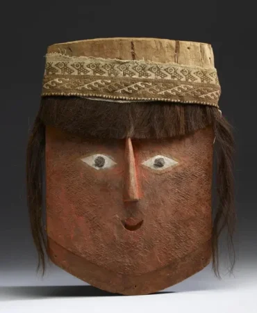 insan-saci-ve-dokuma-kafa-bandiyla-suslenen-bin-yillik-ahsap-maskenin-perunun-orta-kiyilarindaki-ink.webp
