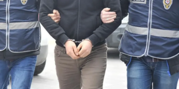 izmirde-uyusturucu-baskini-5-kilo-480-gram-uyusturucuyla-yakalandi-1784567125391.png