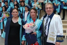 izmirde-yilin-en-anlamli-mezuniyeti-gorme-engelli-kardelen-ve-annesinin-buyuk-zaferi-1782896695644.j.webp