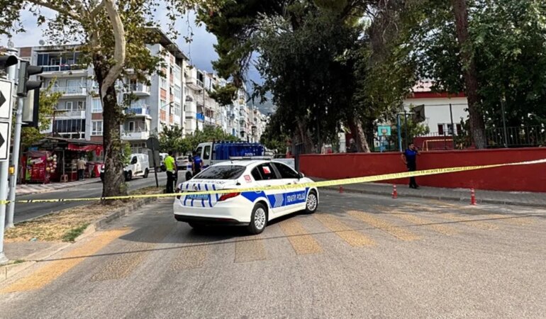 İzmir’de evde yaşanan silah kazasında 16 yaşındaki genç hayatını kaybetti.