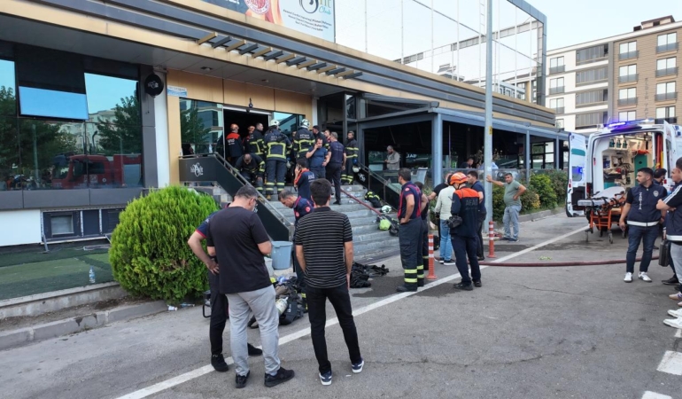Batman’daki bir spor salonunda meydana gelen yangında 2 kişi hayatını kaybederken, 10 kişi de yaralandı.