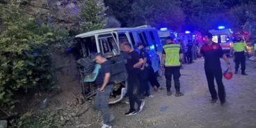 izmirde-facia-haberi-tarim-iscilerini-tasiyan-minibus-kayalara-carpti-1-kisi-oldu-8-kisi-yaralandi-1.webp
