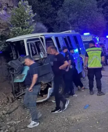 izmirde-facia-haberi-tarim-iscilerini-tasiyan-minibus-kayalara-carpti-1-kisi-oldu-8-kisi-yaralandi-1.webp