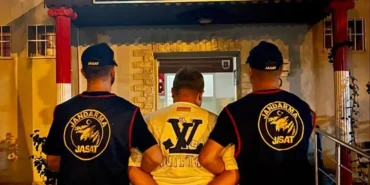 izmirde-film-gibi-operasyon-15-yil-hapis-cezasi-bulunan-firari-operasyonla-yakalandi-1787297477097.j.webp