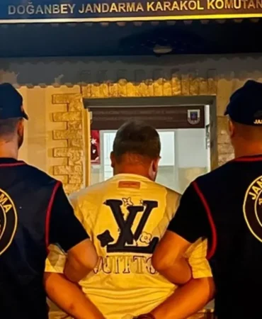 izmirde-film-gibi-operasyon-15-yil-hapis-cezasi-bulunan-firari-operasyonla-yakalandi-1787297477097.j.webp