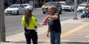 izmirde-trafik-polisi-mevlit-kandilinde-cikolata-dagitti-ihaaw145158-hmn24-08-2026-1787577392561.jpe
