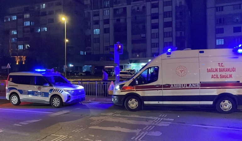 Yaralı bir kişinin tramvaya binmesi üzerine yolcuların yaptığı ihbar sonucunda hastaneye kaldırıldı.