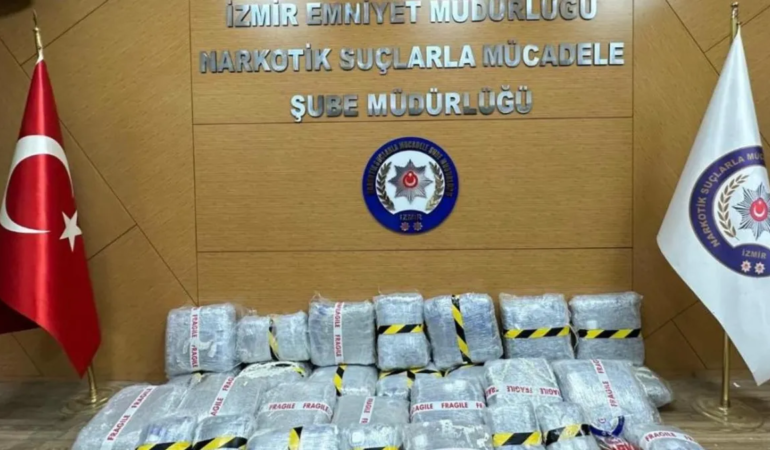 İzmir’de büyük bir operasyon gerçekleştirildi: 80 kilogram uyuşturucu madde yakalandı.