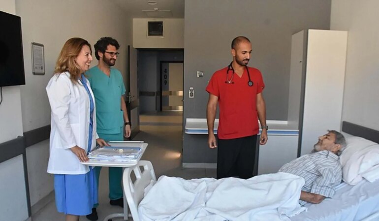 İzmir’de sıradışı bir operasyon: Kalp kapağı köprücük kemiğinden yerleştirildi