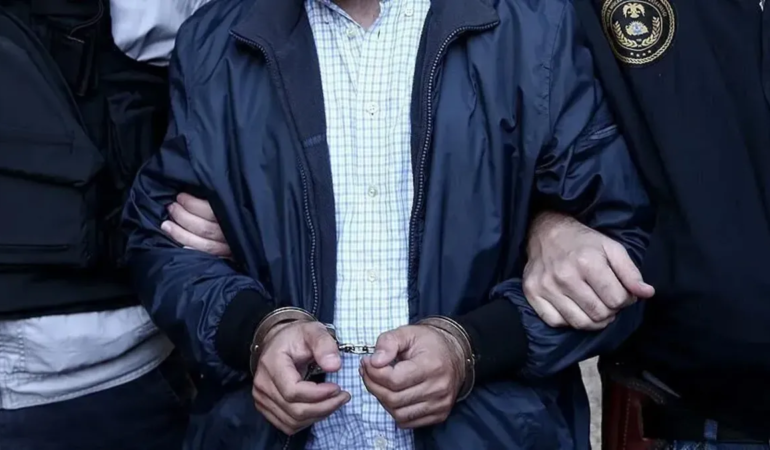 İzmir’de eski eşine bıçakla saldıran sanığa 18 yıl 6 ay hapis cezası verildi.
