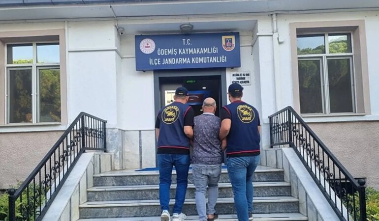 İzmir’de 8 yıl hapis cezasıyla aranan kişi JASAT tarafından yakalandı.