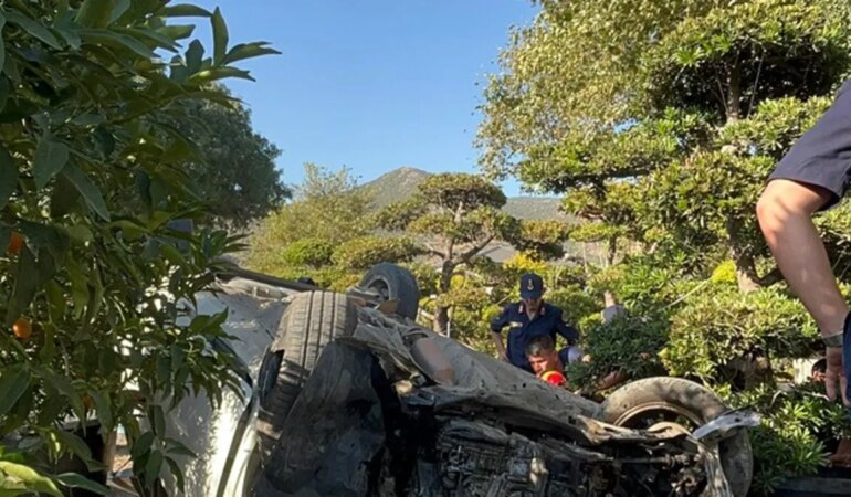 Bayındır’da korkunç kaza! Otomobil seranın üzerine devrildi: 3 yaralı