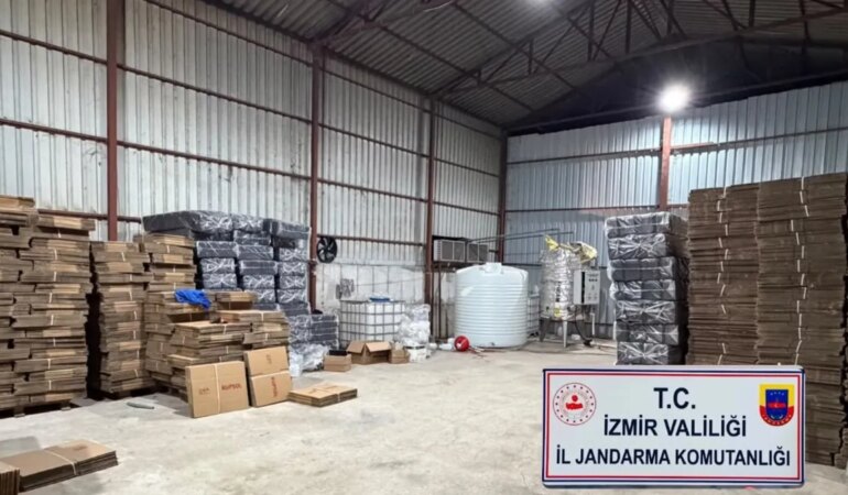 İzmir’de akılalmaz bir olay! 5 bin 100 litre etil alkol ele geçirildi, 2 şüpheli gözaltına alındı.