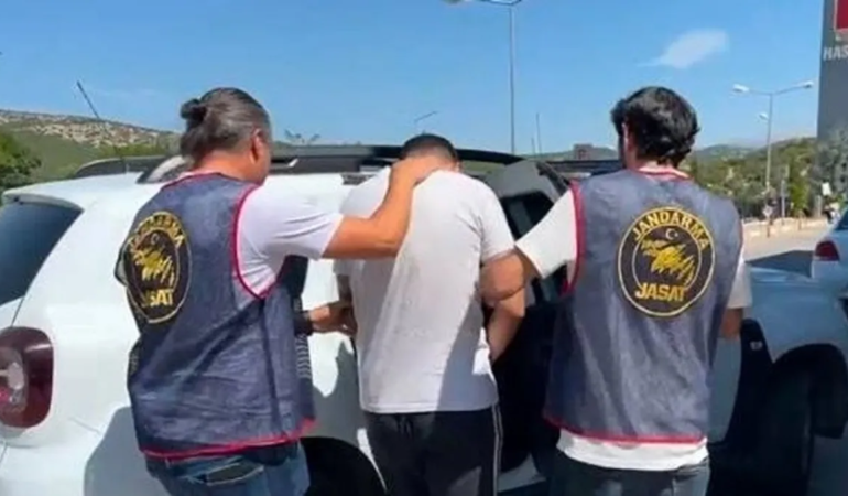 Yaşlı vatandaşı telefonda dolandırdılar! İzmir’de 2 şüpheli yakalandı.
