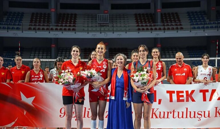 İzmir’de birlik ve beraberlik vurgusu! Kurtuluş coşkusu voleybol etkinliğiyle kutlandı.