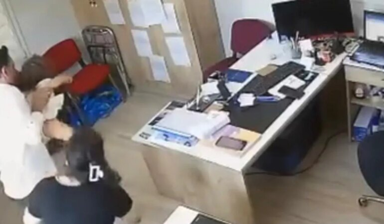 İzmir’de saniyelerle yarışan anlar kamerada! Boğazına şeker kaçan çocuğun imdadına muhtar yetişti.